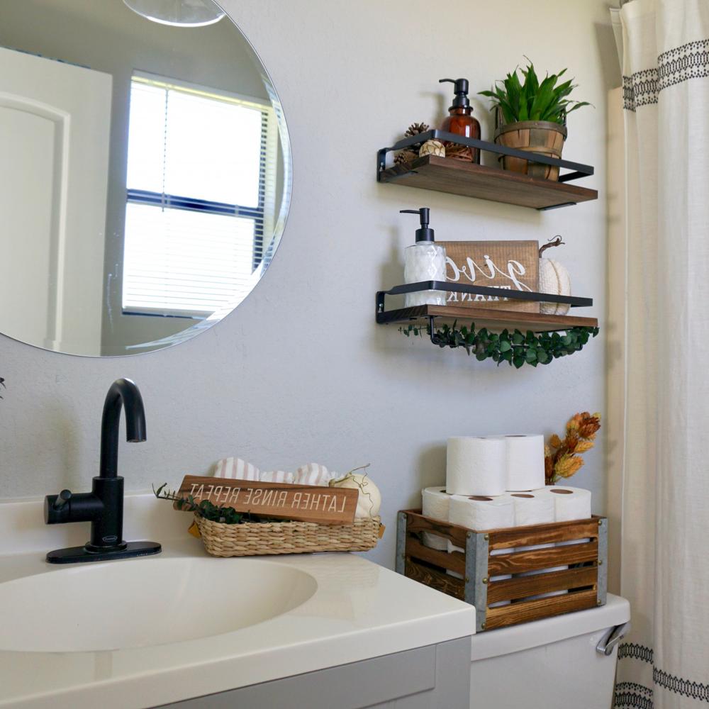 Espejo grande en un baño otoñal