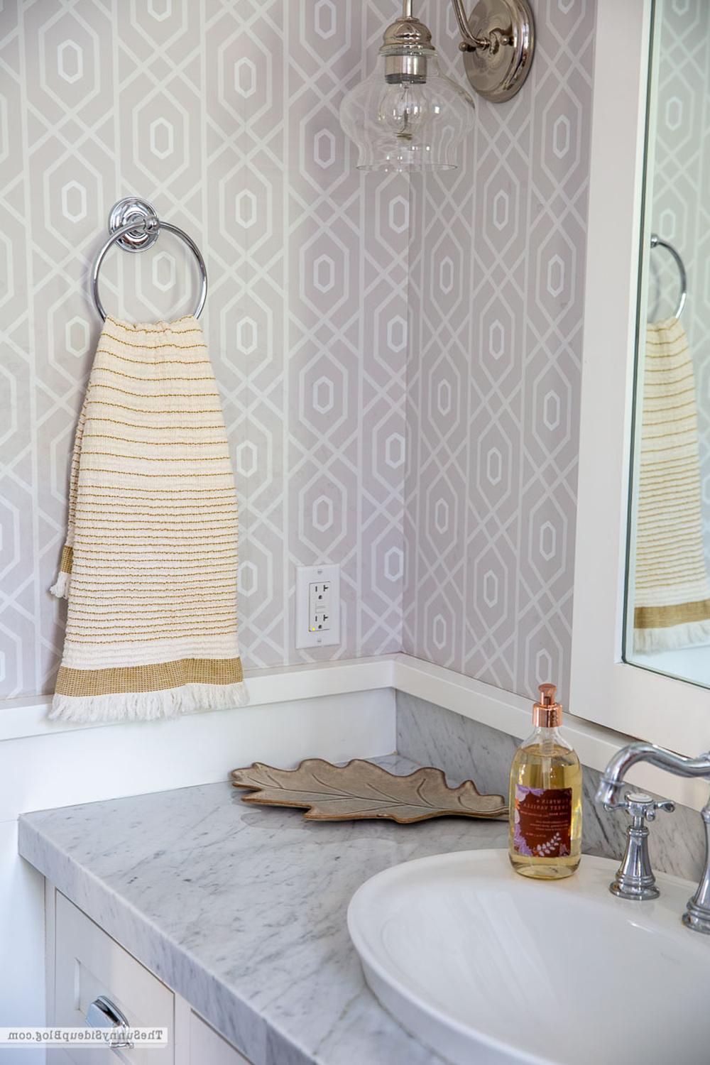 Baño otoñal con muebles rústicos