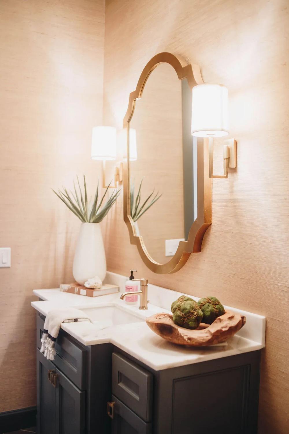 Baño acogedor con acentos naturales