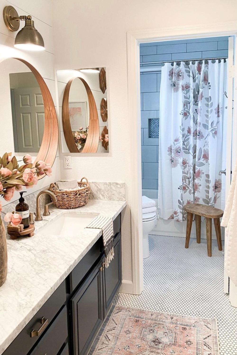 Baño sofisticado y acogedor