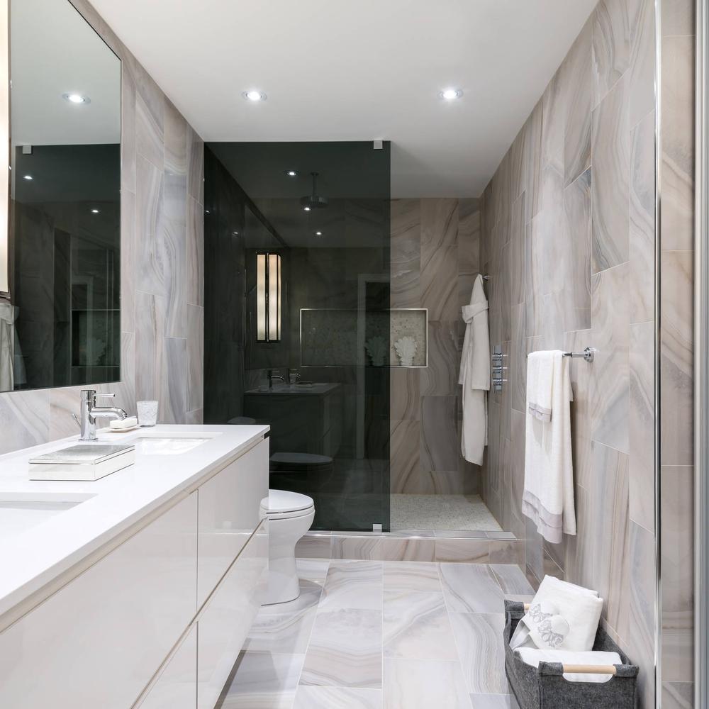 Baño moderno y elegante con mármol y plantas