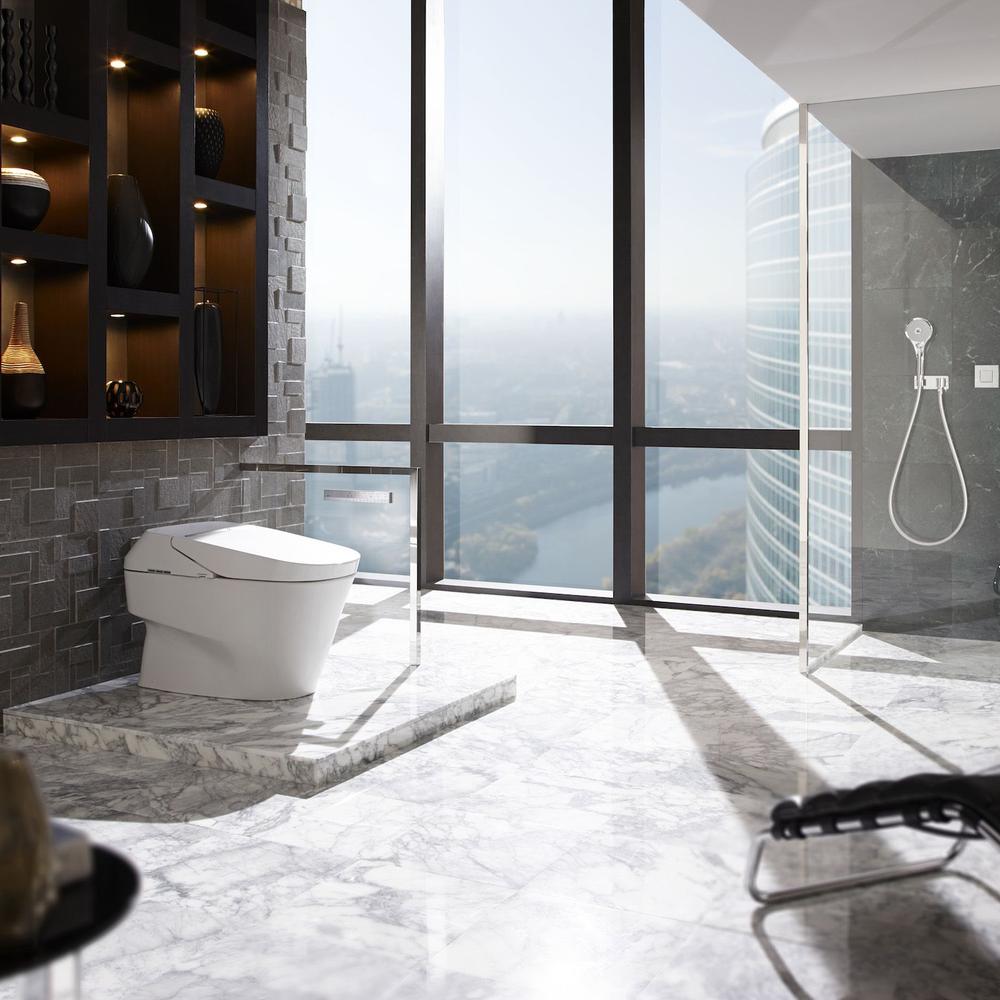 Baño moderno con vistas panorámicas y lujo