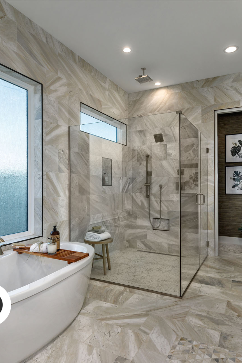 Baño con bañera exenta y estilo minimalista