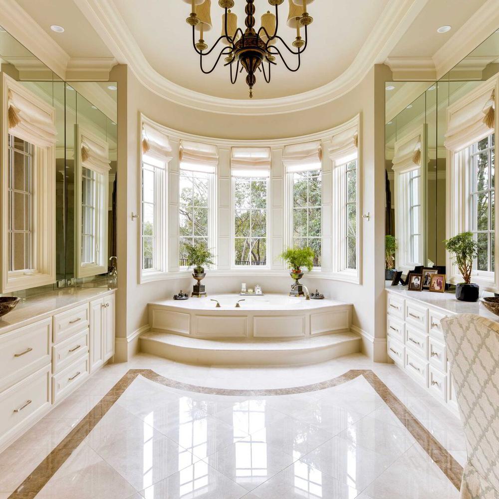 Baño clásico con ventanas grandes y atmósfera relajante