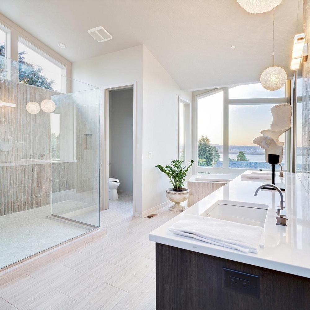 Baño moderno con ducha de cristal y luz natural