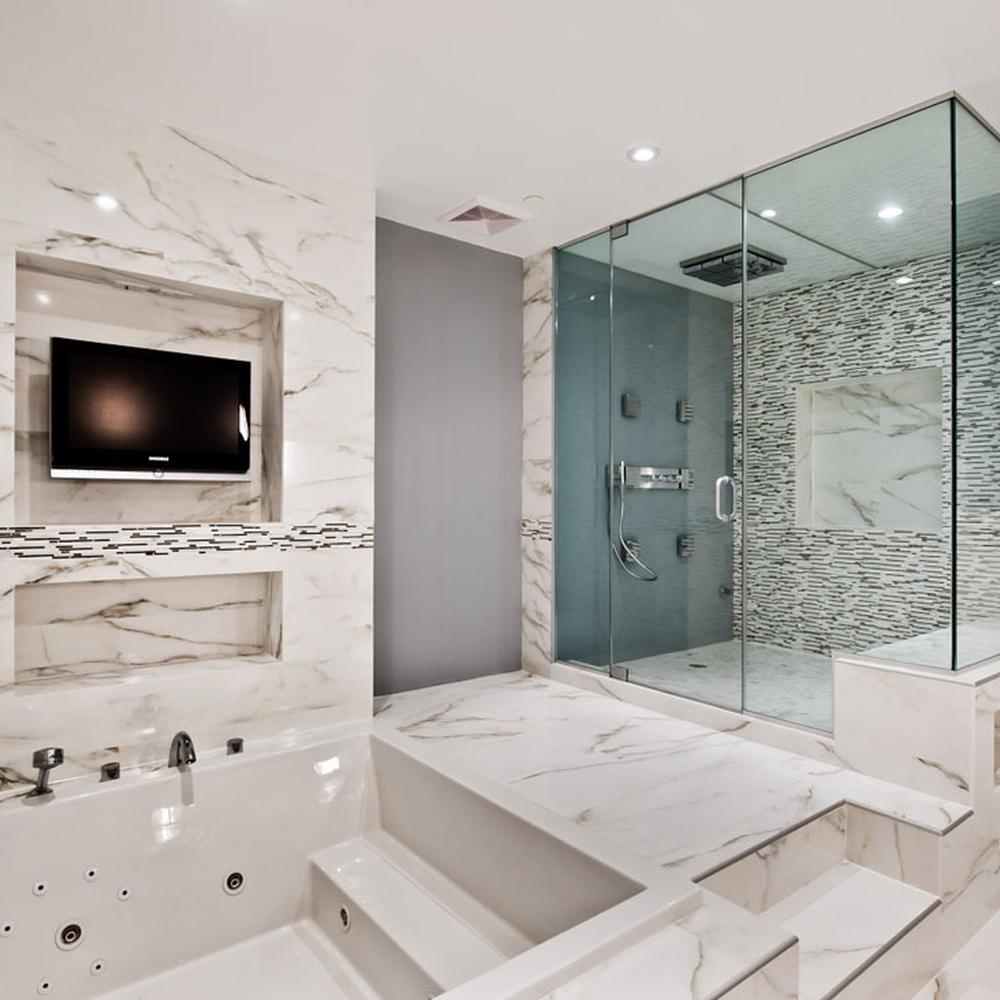 Baño de lujo con jacuzzi y continuidad en el diseño