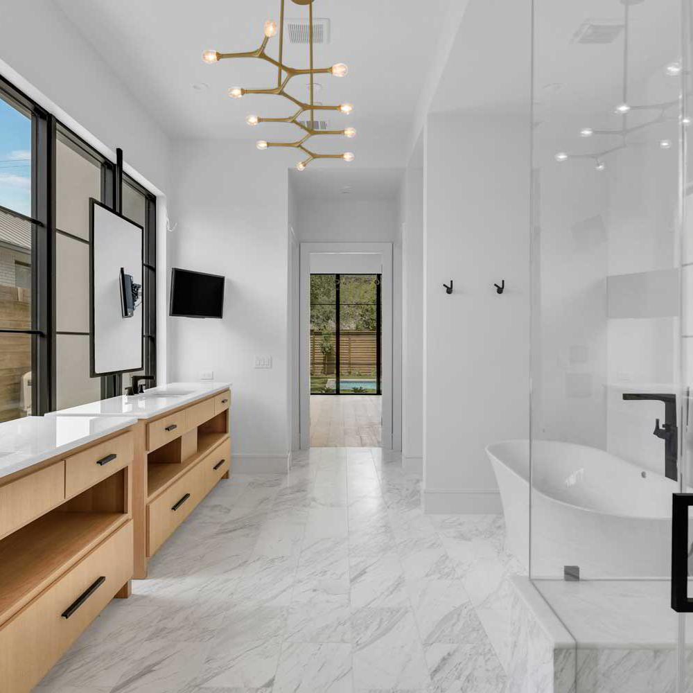 Baño elegante con conexión natural y funcionalidad