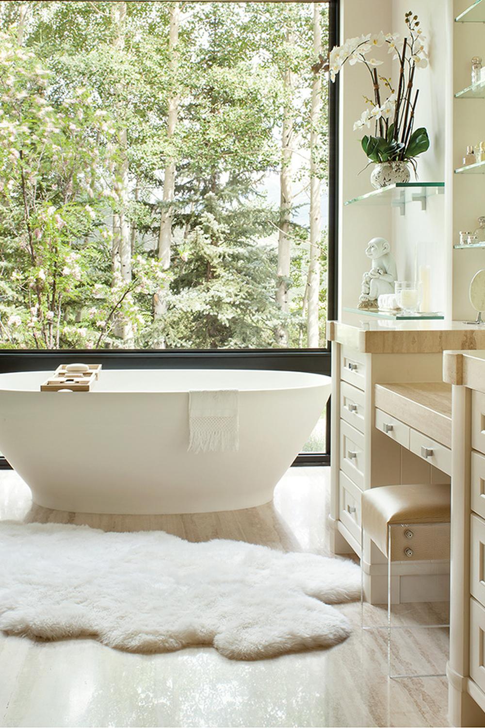 Baño lujoso con elementos naturales y serenidad