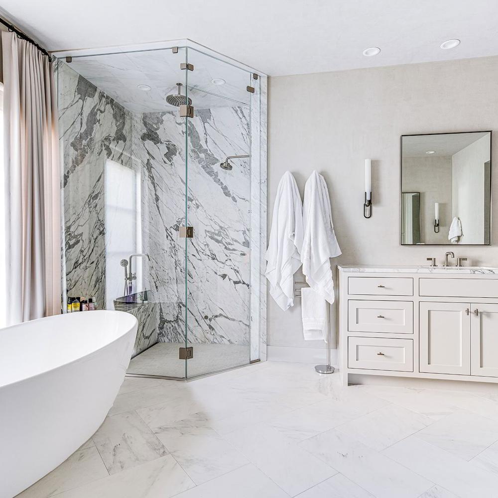 Baño moderno con vistas urbanas y confort