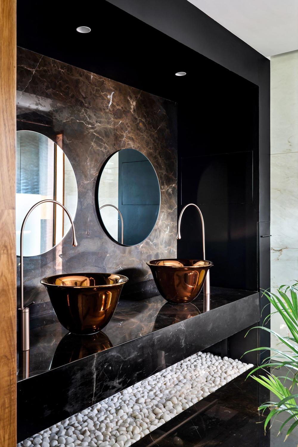 Baño Sutil con Copas de Cobre que Resaltan el Estilo