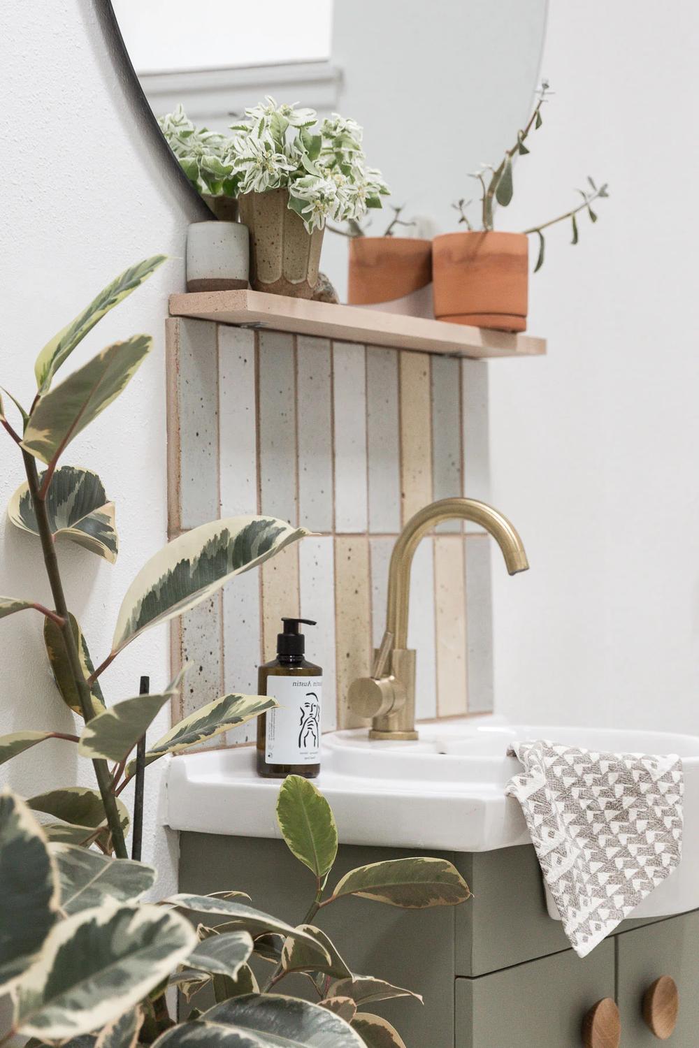 Baño Moderno e Inspirador con Detalles Elegantes