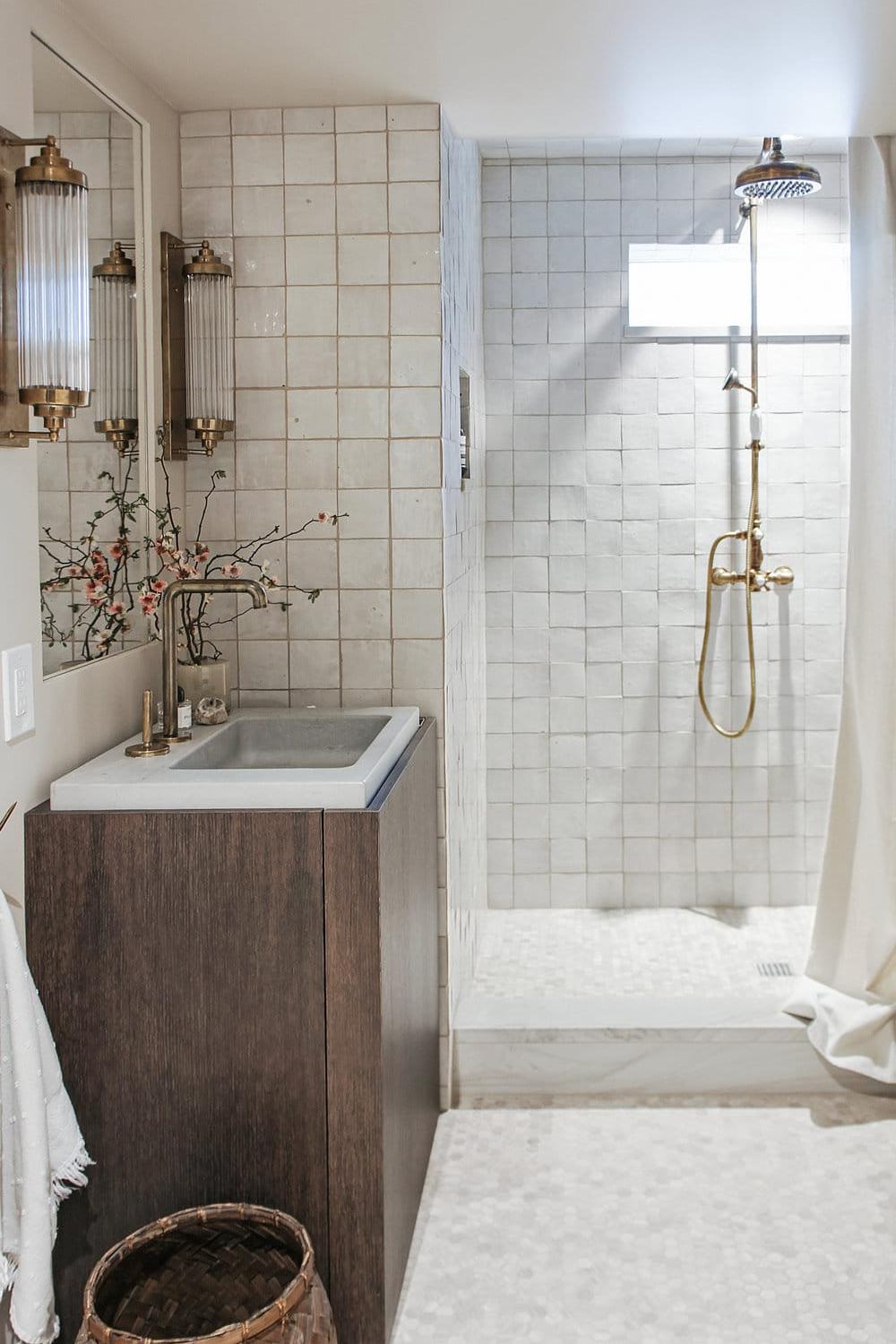 Baño con Acabados Elegantes que Inspiran