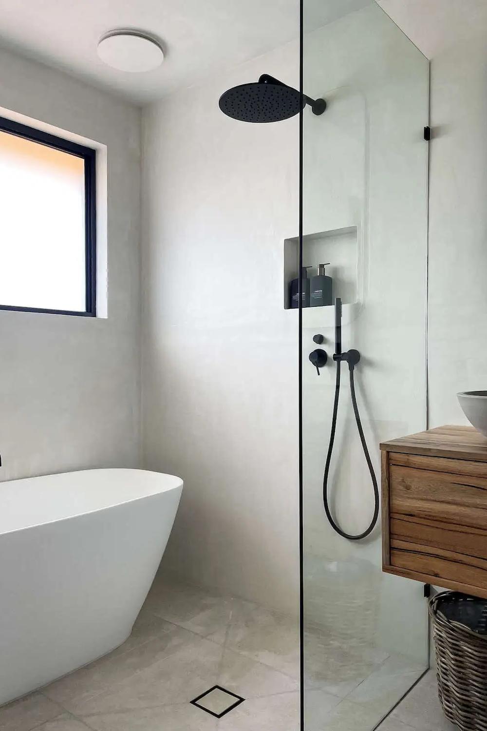 Baño Moderno con Toques Naturales y Minimalistas