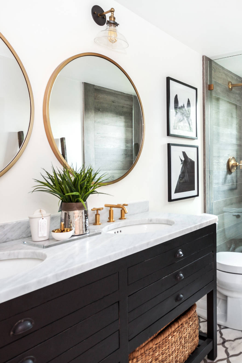 Timeless elegant ensuite bathroom featuring a glamorous touch.