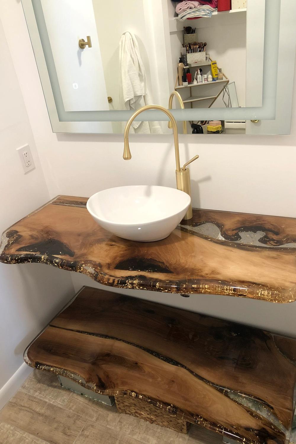 Encimera de baño de epoxi y madera con borde vivo destacando la belleza natural