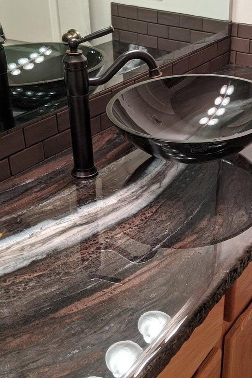 Encimera de baño de epoxi gris con veining marrón y lavabo negro