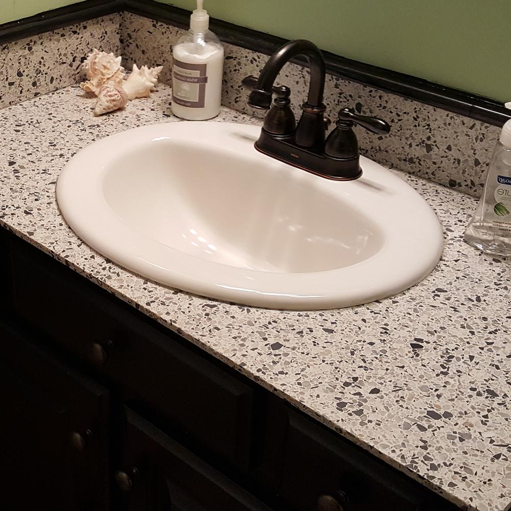 Encimera de baño de epoxi moteado en gris y negro con lavabo ovalado