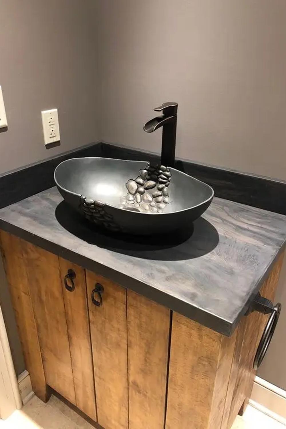 Encimera de baño de epoxi con patrón vibrante en azul y cobre