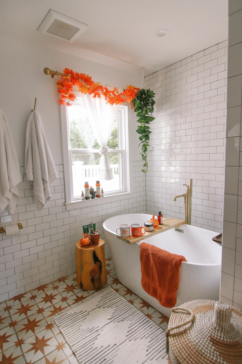 Baño elegante decorado con luces naturales e elementos otoñales