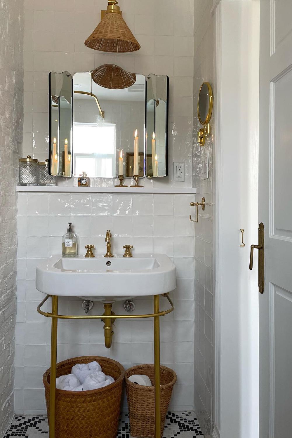 Baño elegante con acentos otoñales contemporáneos