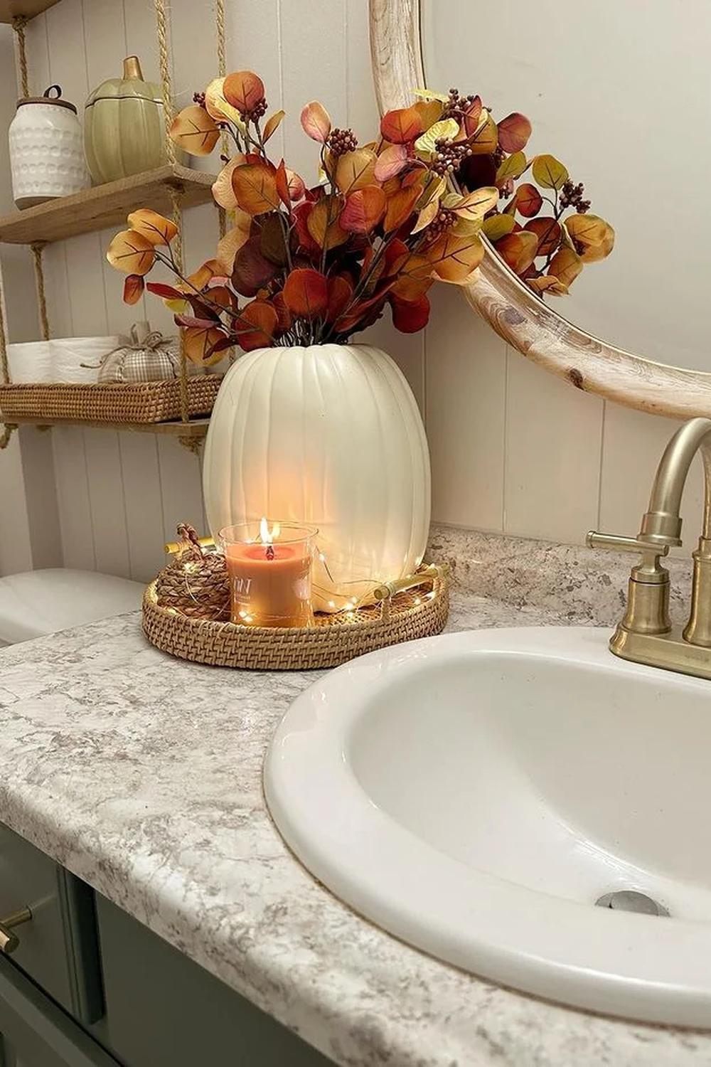 Baño decorado con calabazas como elemento focal