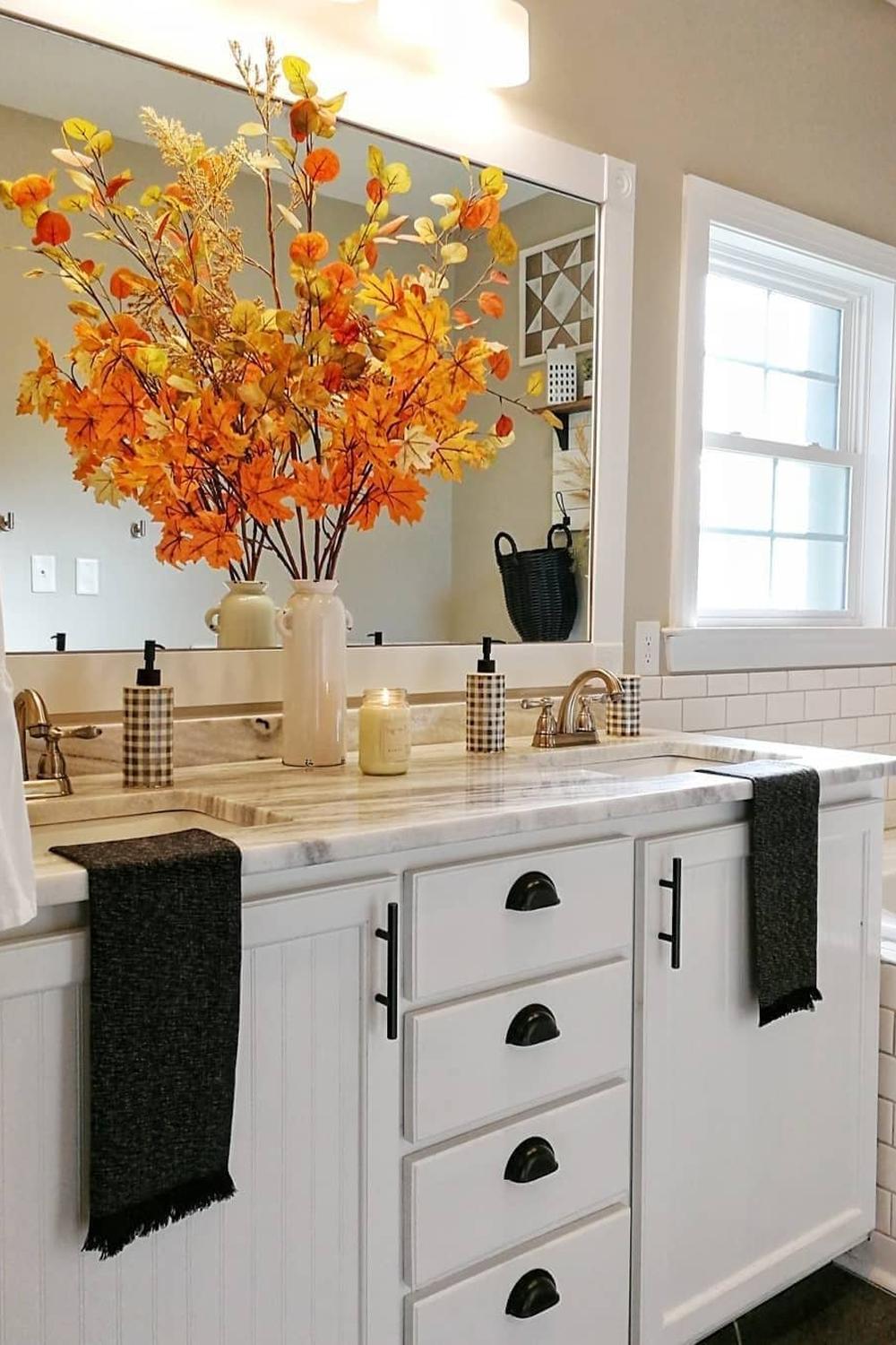 Baño vibrante decorado para otoño