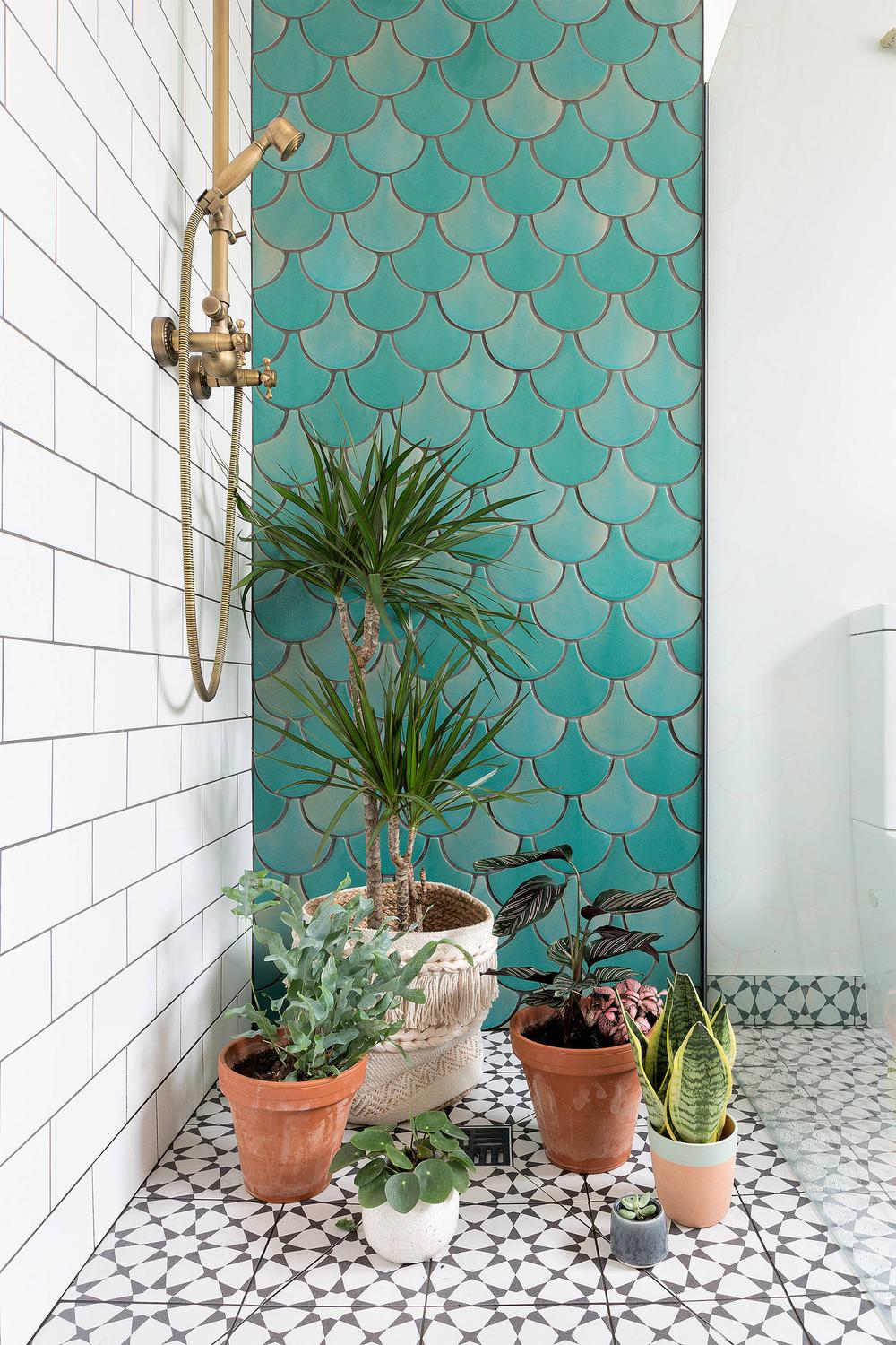 Dynamic bathroom featuring textured fish scale tiles and geometric flooring