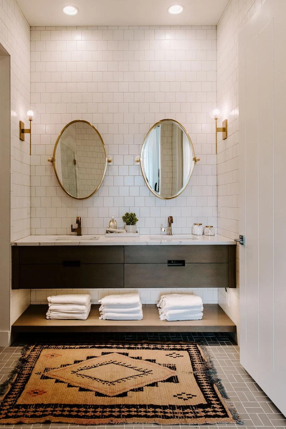 Lavabo flotante moderno en madera oscura con encimera de mármol blanco