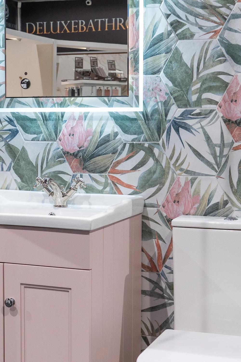 Baño floral con azulejos hexagonales que inspiran alegría