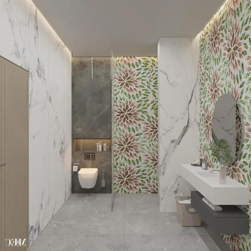 Baño con pared floral que impacta con su colorido