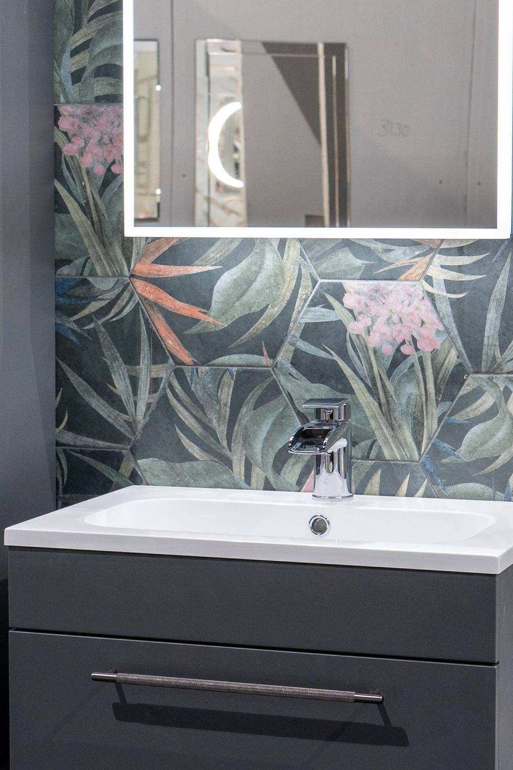 Baño elegante con azulejos tropicales