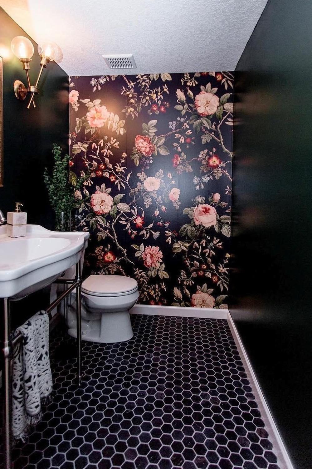 Baño pequeño con papel pintado floral impactante