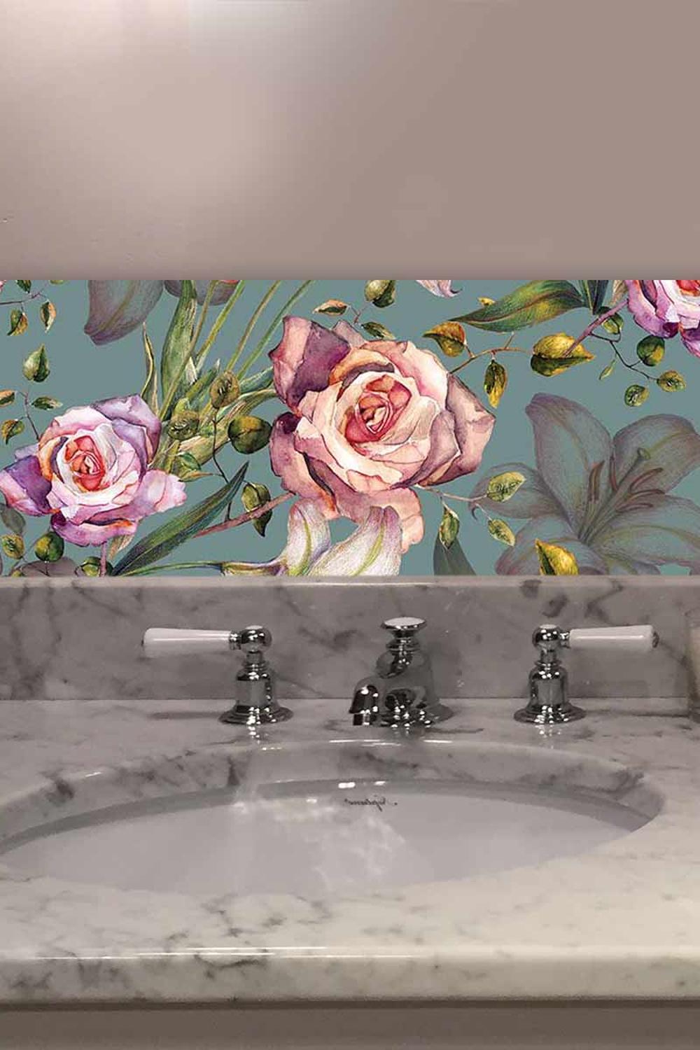 Baño con bañera y salpicadero floral pintoresco