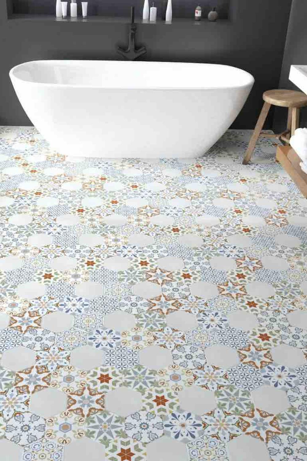 Baño con mucho estilo y azulejos de flores en el suelo