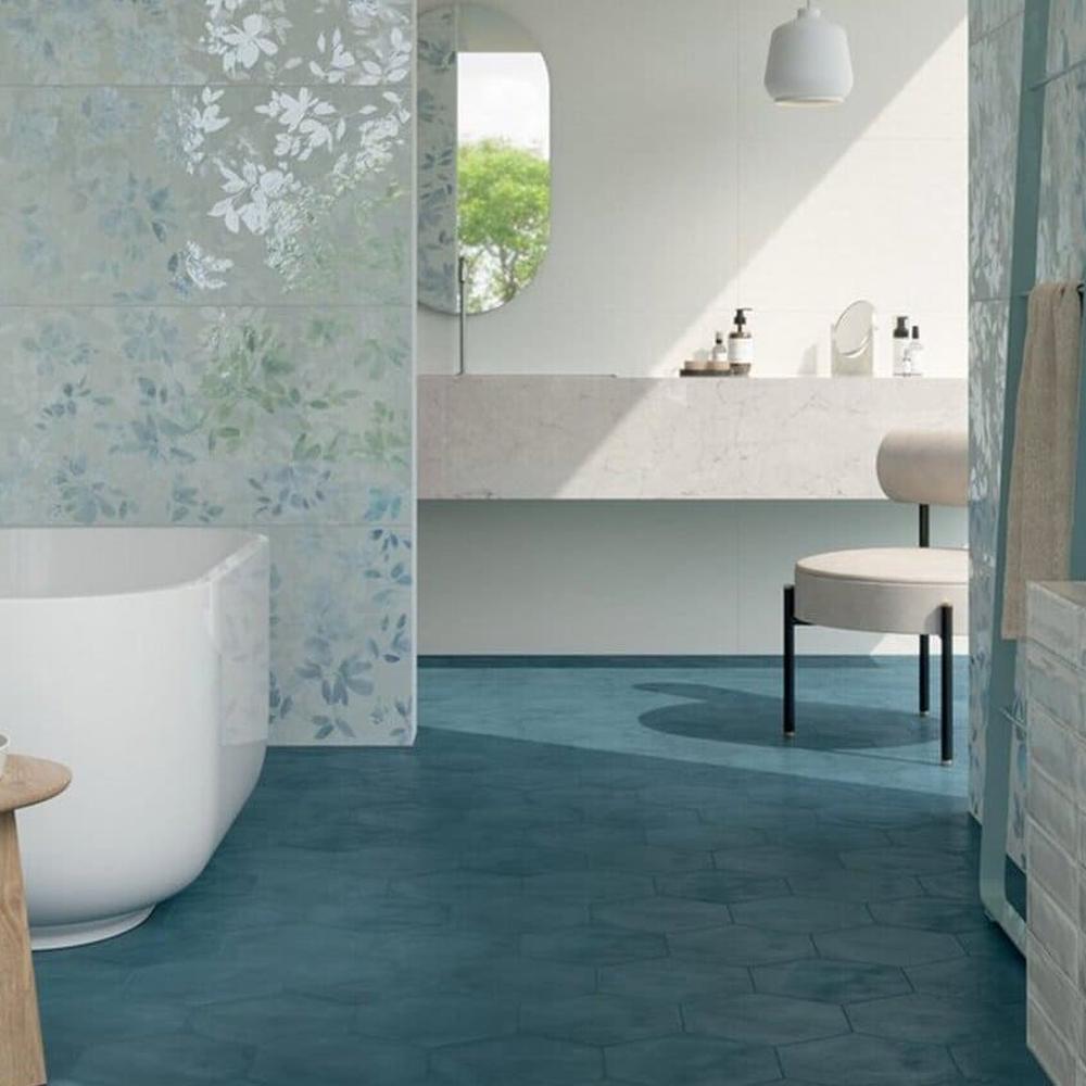 Baño moderno con floralidad detallada y elegante