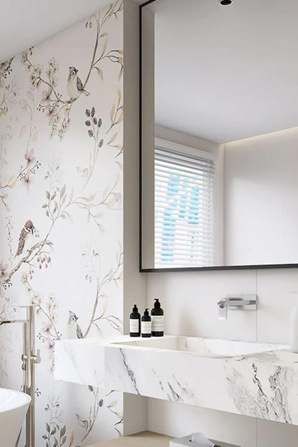 Baño con papel pintado floral y elementos naturales