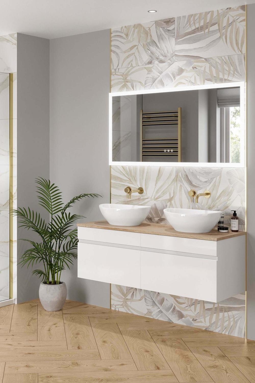 Baño con azulejos tropicales y acabados elegantes
