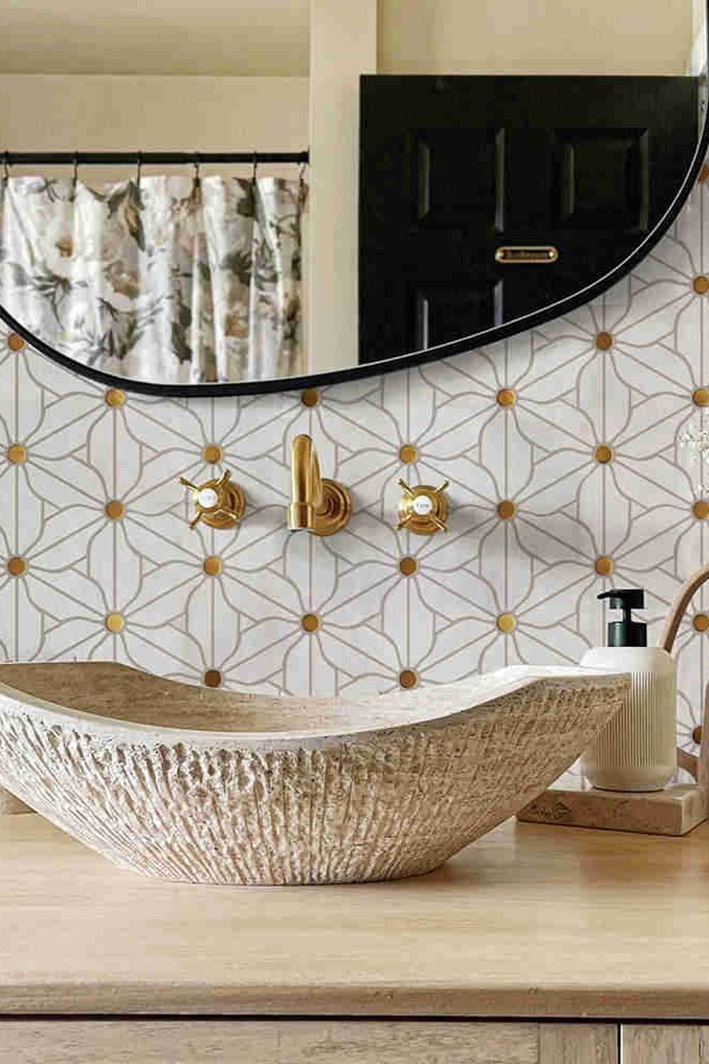 Baño con detalles florales sutiles y acabados modernos