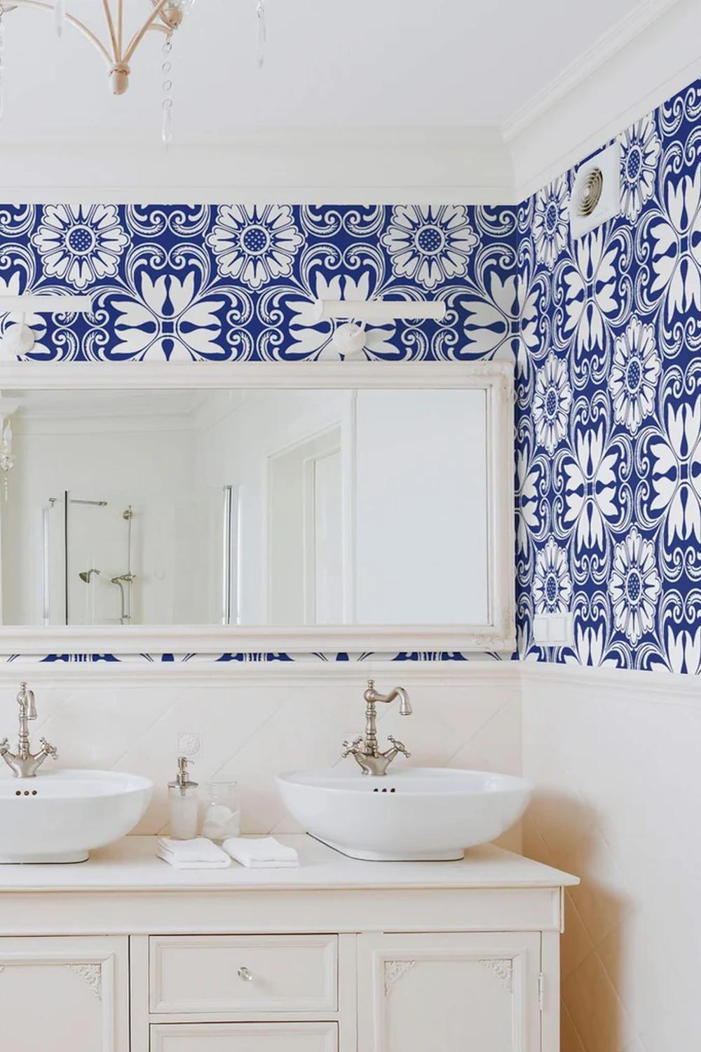 Baño con flores en el azulejo y accesorios elegantes
