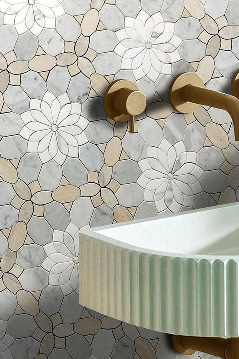 Baño contemporáneo con azulejos florales y detalles naturales