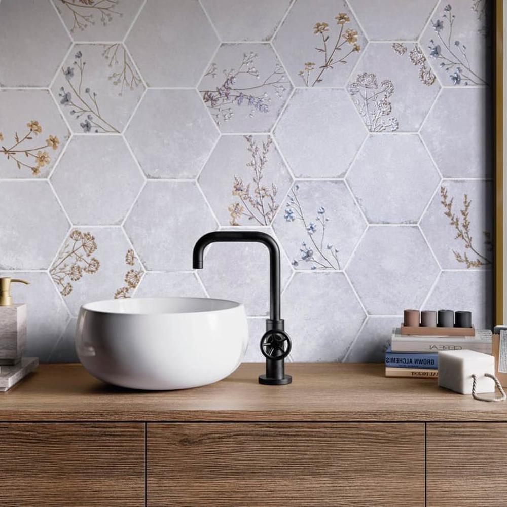 Estilo moderno y floral en el baño