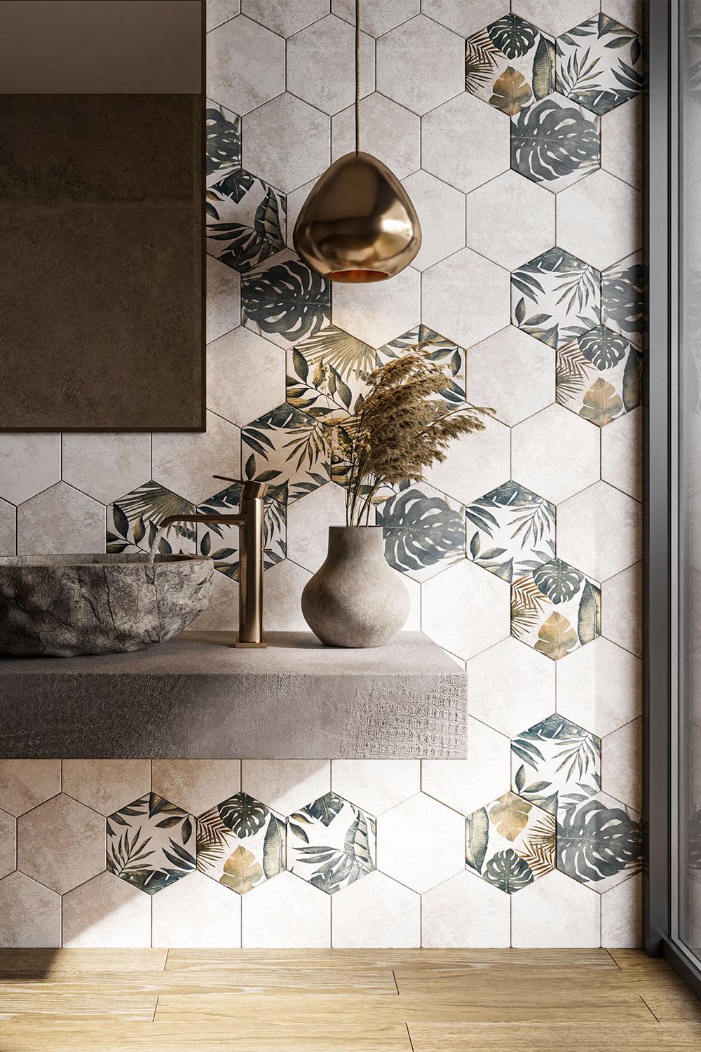 Baño con azulejos hexagonales graduados en floral