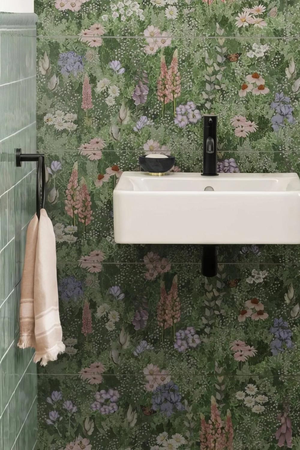 Baño con motivos florales lujosos y elegancia moderna