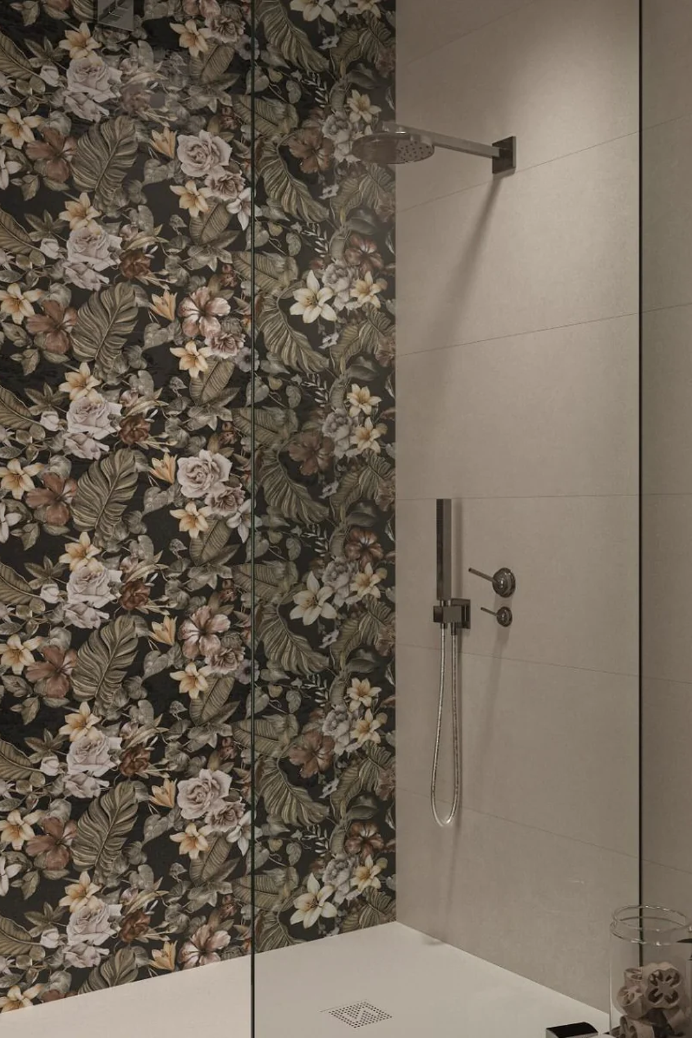 Baño con azulejos florales en la ducha y estilo refinado