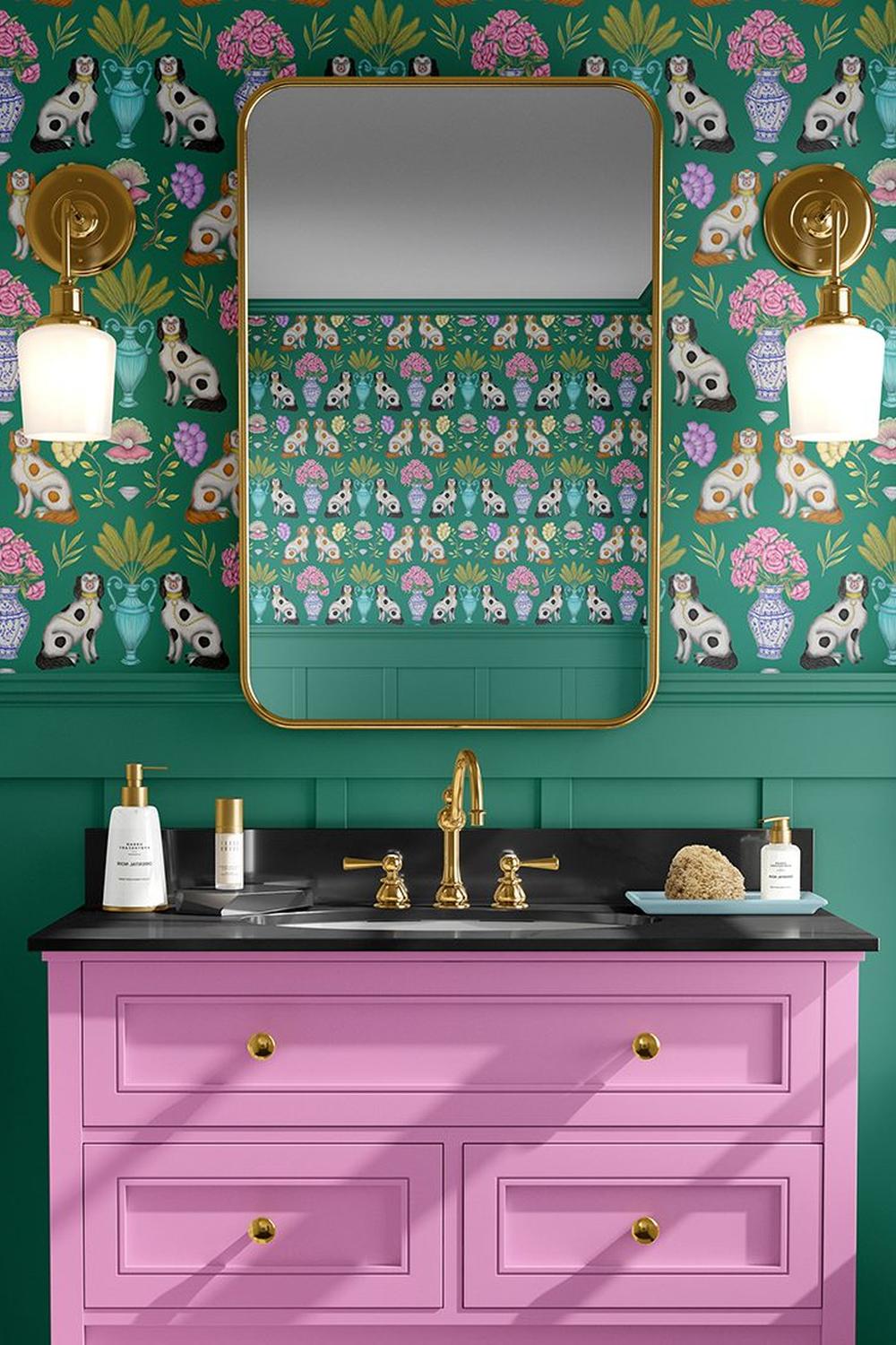 Baño vibrante con ilustraciones florales