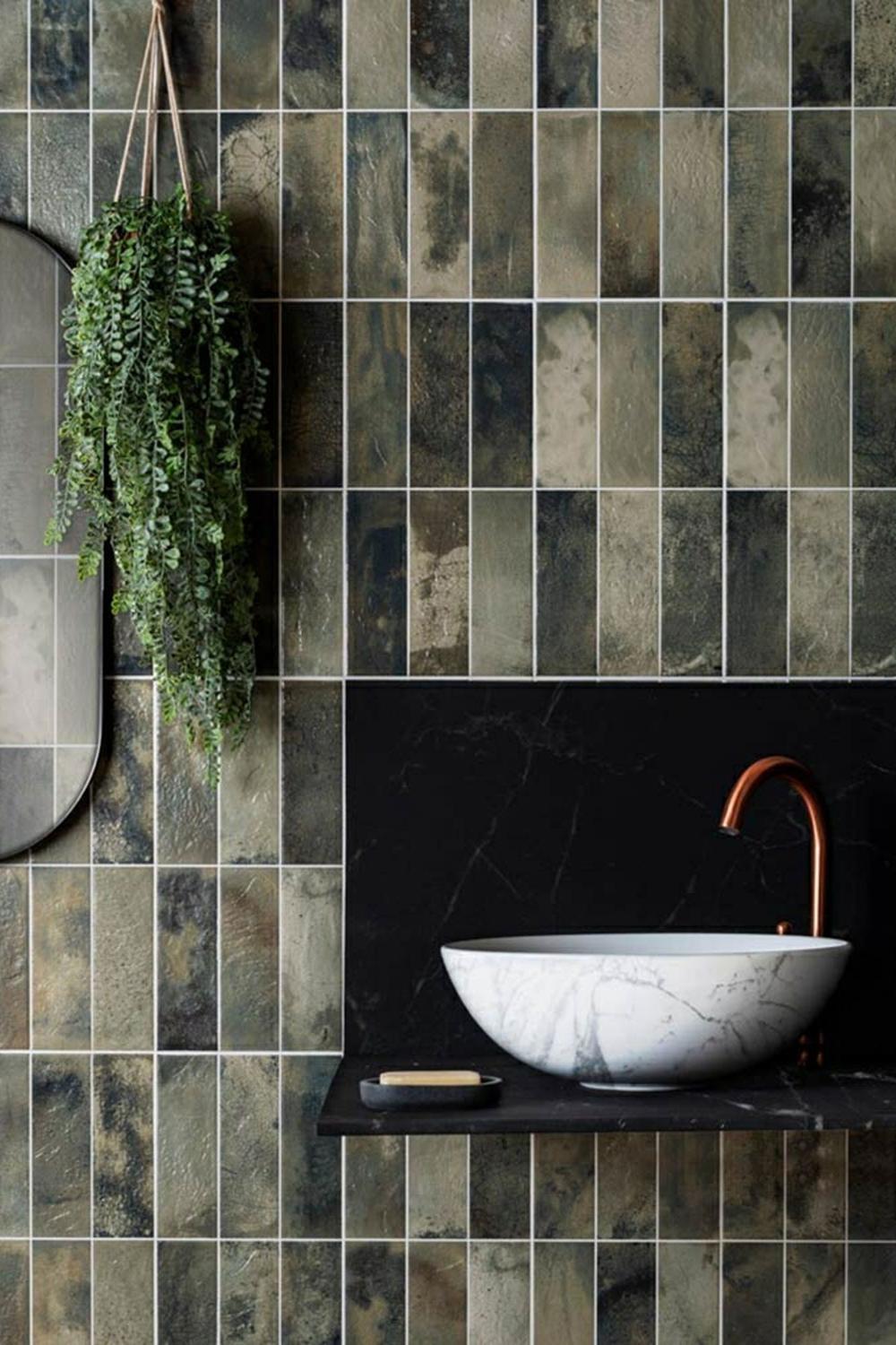 Baño sofisticado con azulejos de tonos tierra
