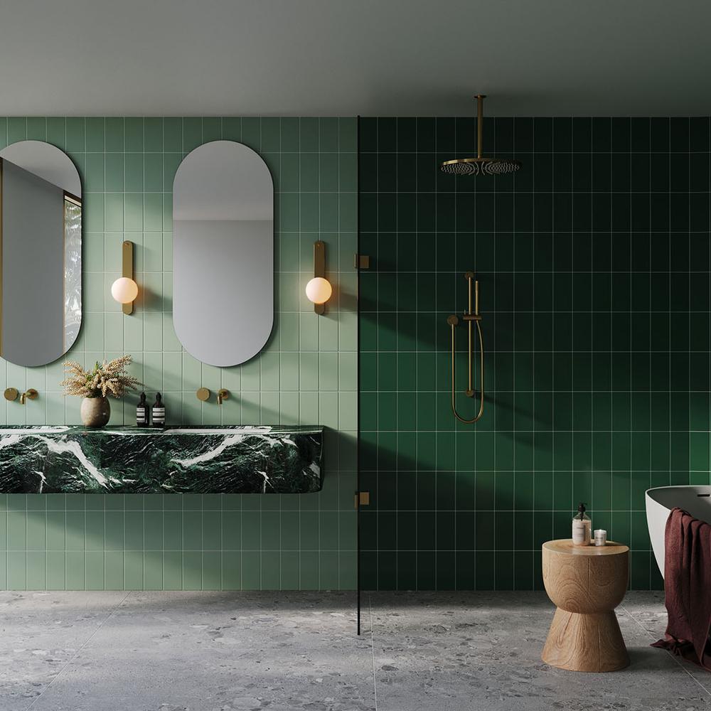 Baño luminoso con azulejos de patrón geométrico