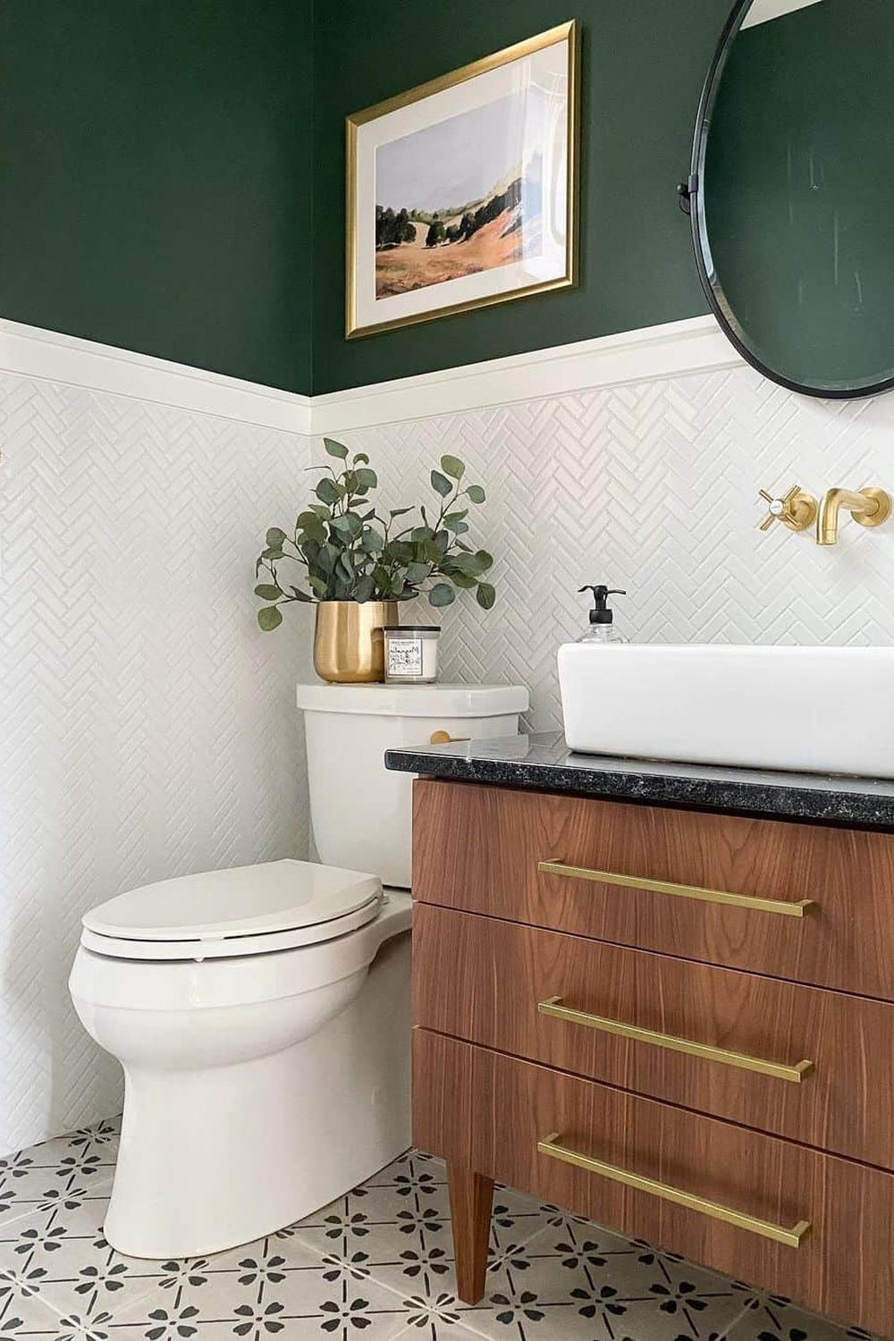 Baño acogedor con detalles artísticos