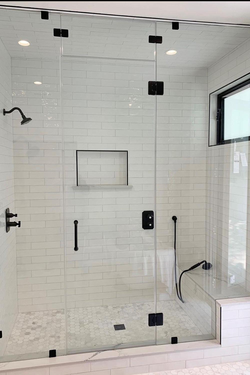 Frameless Shower Doors con detalles en blanco y negro