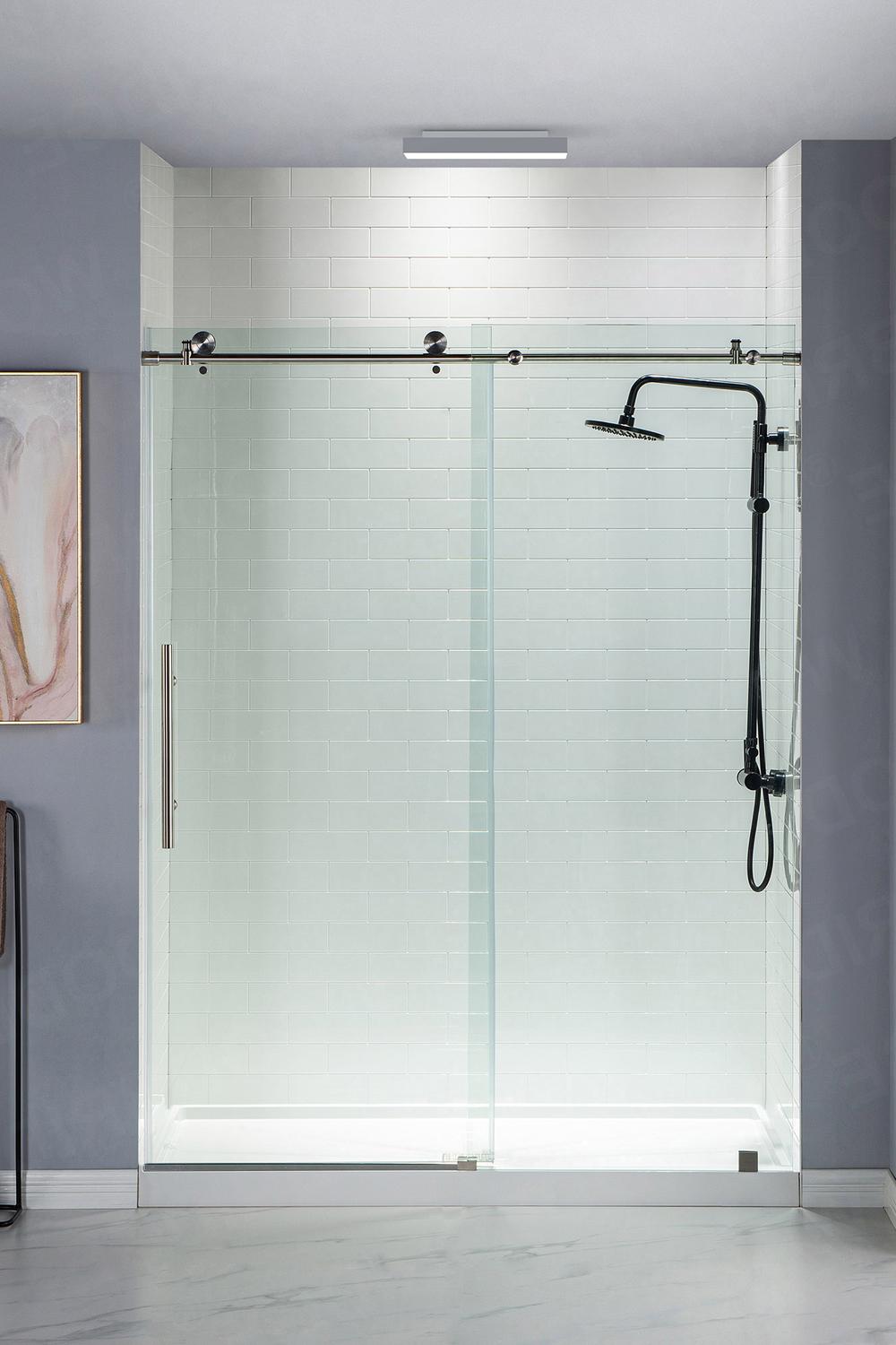 Frameless Shower Doors en un espacio moderno y luminoso